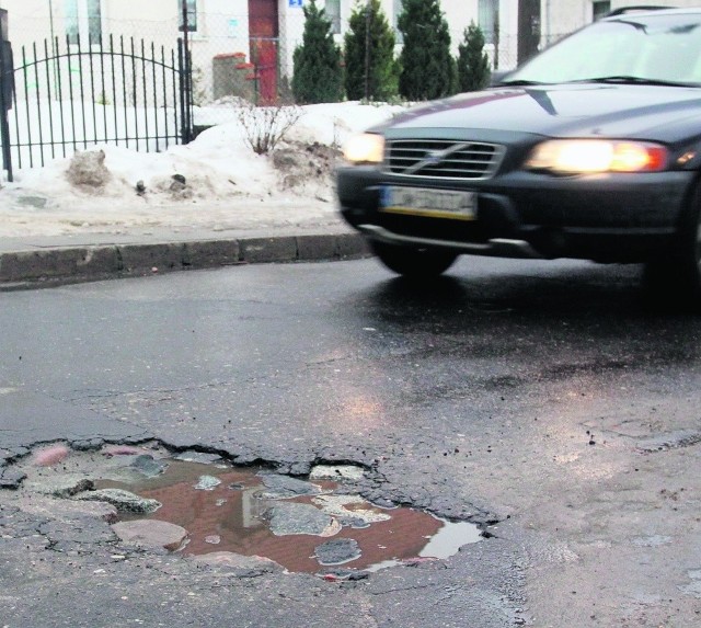 Zima ma powrócić. Dziury w drogach będą jeszcze większe