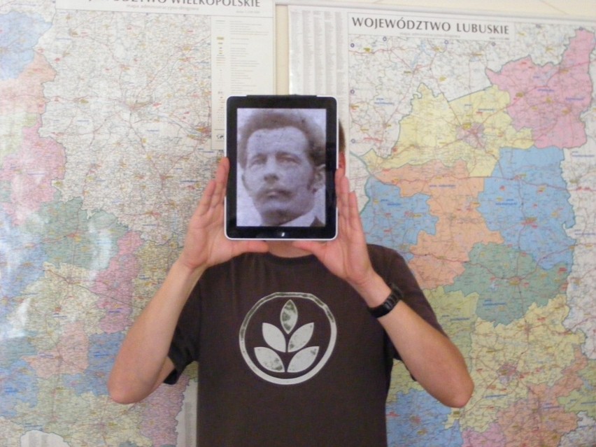Przemysław Nowaczyk przeniósł na iPada zdjęcia sprzed 100...