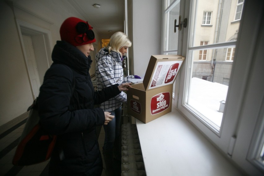 Śląskie: Ponad 4600 podpisów w obronie bibliotek pedagogicznych [ZDJĘCIA]