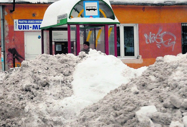 Nieodśnieżone przystanki to prawdziwa zmora dla pasażerów miejskiej komunikacji