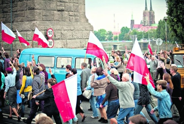 Manifestacja na moście Grunwaldzkim we Wrocławiu 31 sierpnia 1982 roku - scena z filmu "80 milionów"