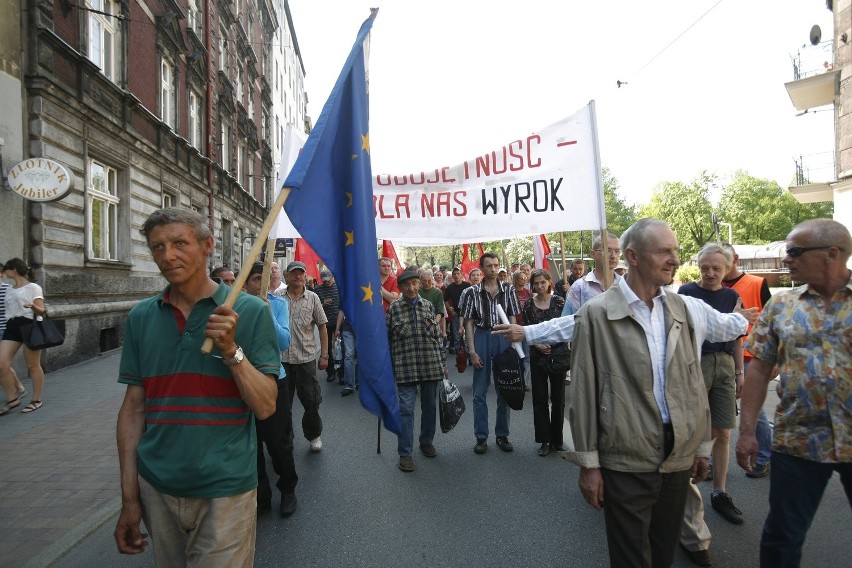 1 maja: 100 osób w marszu wykluczonych w Katowicach [ZDJĘCIA i WIDEO]