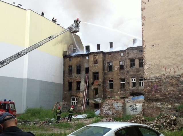 Pożar w centrum Sosnowca. Pożar kamienicy przy Kołłątaja [ZDJĘCIA i WIDEO]