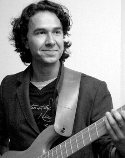 Przemysław Kowalski jest basistą i gitarzystą łódzkiego zespołu Trabanda