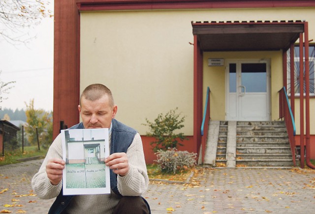 Zbigniew Klassa pokazuje przebieg granicy jego działki pod ośrodkiem zdrowia