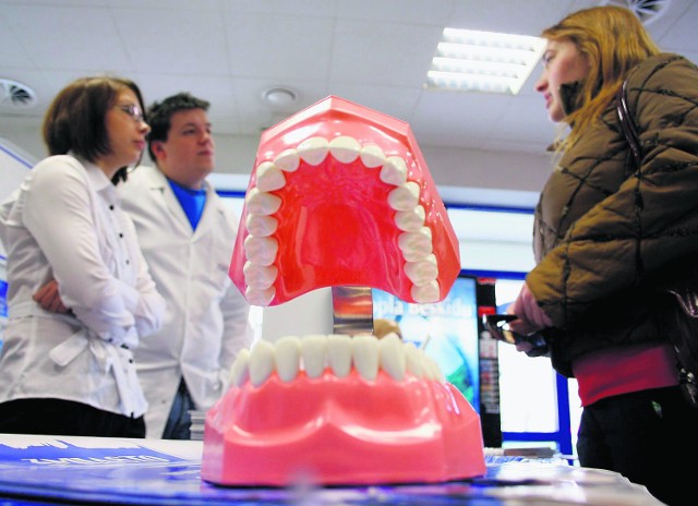 Chcesz zostać lekarzem dentystą? Rok studiów kosztuje w Łodzi 32 tys. złotych