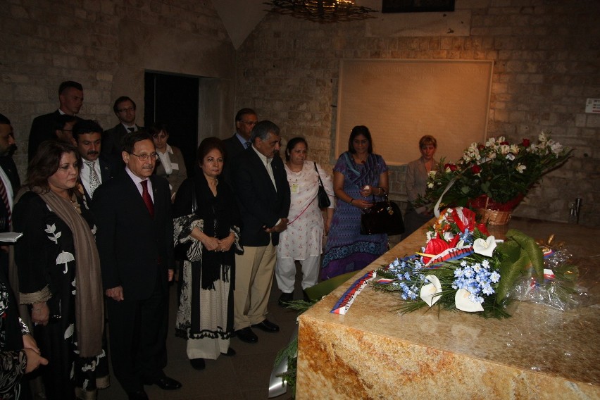 Delegacja pakistańska przy sarkofagu Marii i Lecha...