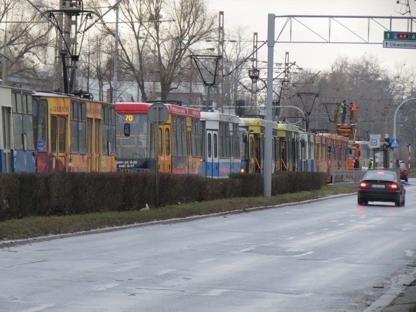 Wrocław: Zerwana trakcja, tramwaje nie dojeżdżały na pętlę przy ul. Ślężnej (ZDJĘCIA)