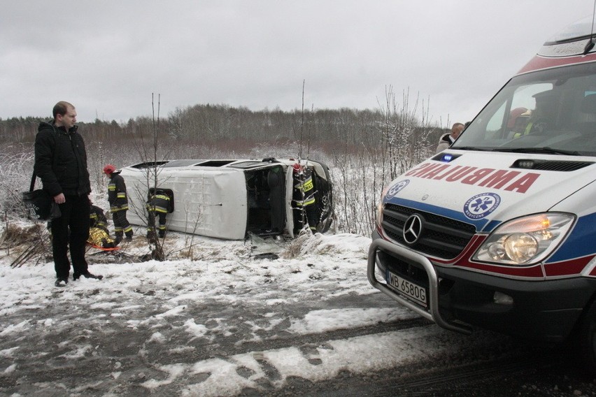 Bus koziołkował na drodze Lubin - Legnica. Osiem osób zostało rannych (FOTO)