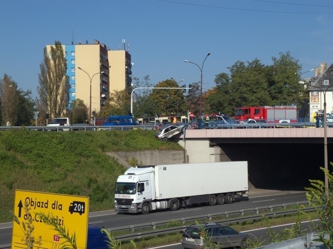 W Sosnowcu auto zawisło nad wiaduktem ZDJĘCIA