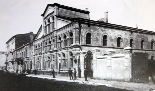 Tak kiedyś wyglądała synagoga Wilker Shul przy ul. Zachodniej. Została spalona przez Niemców w 1940 roku. Po wojnie w tym miejscu wybudowano biurowiec. Mieściło się w nim biuro projektów.