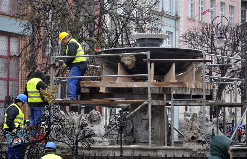 Montaż czaszy fontanny Neptuna w Gdańsku na Długim Targu