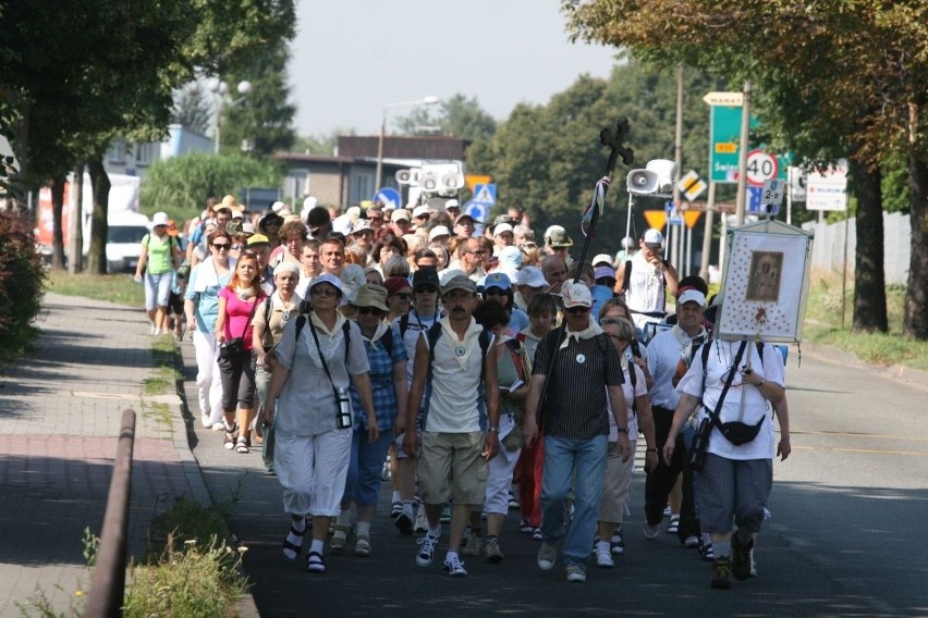 Cztery tysiące pielgrzymów z Rybnika jest już w drodze na Jasną Górę [ZDJĘCIA]