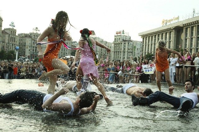 Historii FEMEN nie da się opowiedzieć bez fotografii dokumentujących ich liczne akcje. Bo choć liderki organizacji zarzekają się, że protestów topless początkowo nie było w planach, to epatowanie seksualnością od zawsze charakteryzowało akcje grupy.Kilkadziesiąt młodych dziewczyn w bikini, kąpiących się w miejskiej fontannie musi robić wrażenie. A tak właśnie wyglądały pierwsze happeningi organizacji. Było głośno, kolorowo a czasem - gdy dziewczyny na ulicę wychodziły w strojach prostytutek - także wyzywająco.- Nie jesteśmy feministkami - zarzekała się wówczas liderka organizacji Anna Hutsol. Aktywistki od klasycznego feminizmu dystansują się po dziś dzień. Wolą by o nich mówić "ruch kobiecy", a swoją działalność określają nowym terminem "sexy feminizm".- Chcemy zwalczać seksizm seksizmem. Krytykujemy feminizm w którym ideałem jest kobieta, która chce być jak mężczyzna - deklarują.NASTĘPNE ZDJĘCIE: FEMEN Patrol