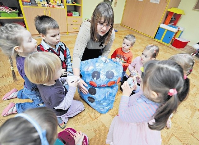 Monika Kamińska z przedszkola Ekoludki na Plewiskach "ulepiła" z dziećmi bałwana z odpadów. To element programu edukacyjnego realizowanego w placówce 