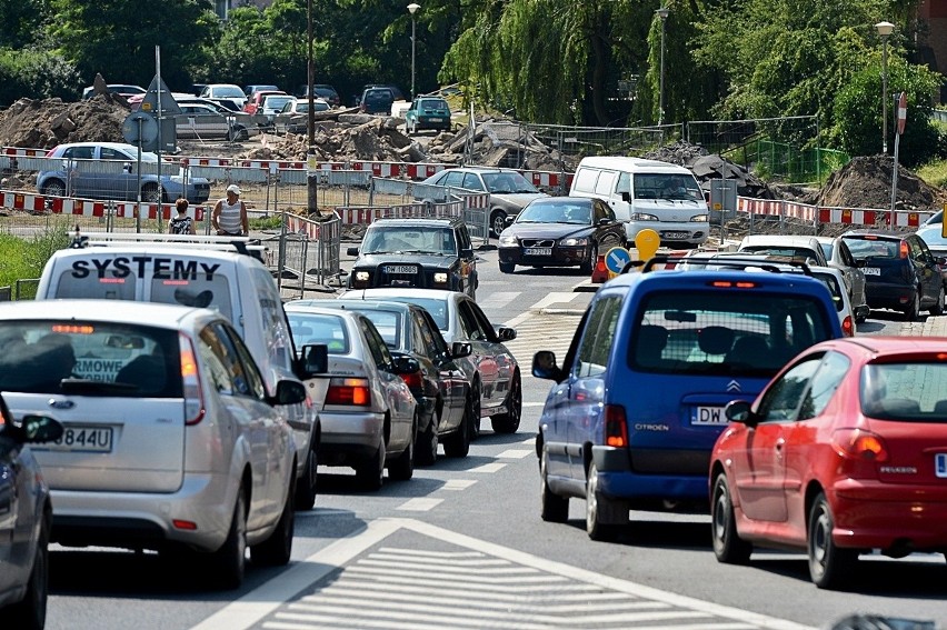 Objazdy i ogromne korki na Psim Polu. Rusza budowa ronda (MAPA, ZDJĘCIA)