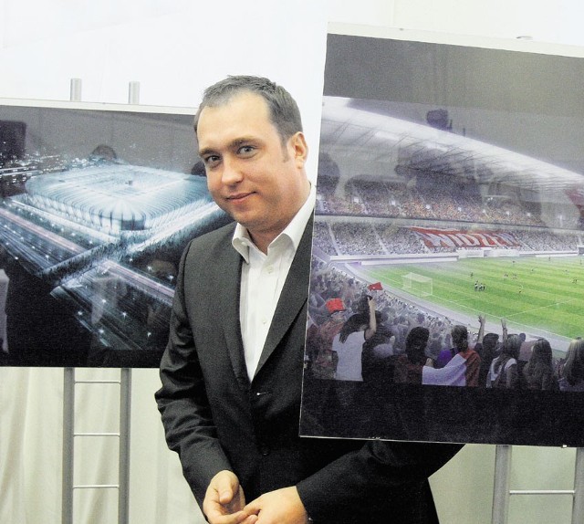 Listopad 2010. Prezes Animucki prezentuje projekt stadionu.