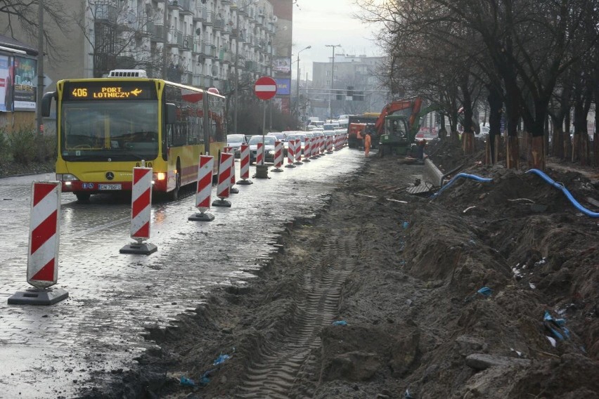 Remont pl. Orląt Lwowskich: Wciąż problemy z objazdem, sypią się mandaty (ZDJĘCIA)