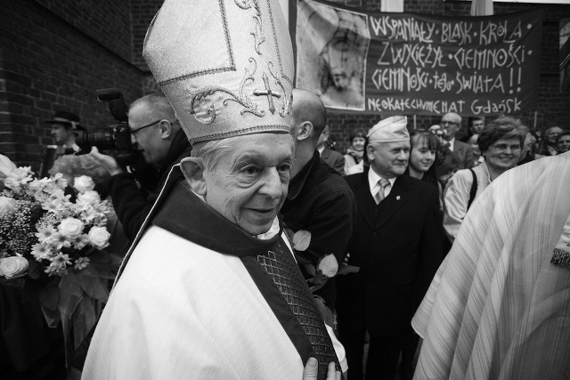 Kardynał Józef Glemp przed katedrą oliwską w dniu ingresu abp. Sławoja Leszka Głódzia, 26.04. 2008 r.