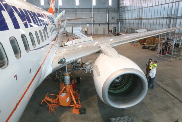 Boeing 737 700 linii Smartwings nie ma podwozia, opiera się na czterech podnośnikach