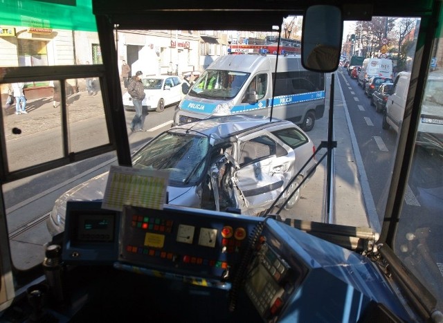 Zderzenie tramwaju z samochodem osobowym spowodowało zablokowanie torowiska na Piotrkowskiej 272 w obie strony.