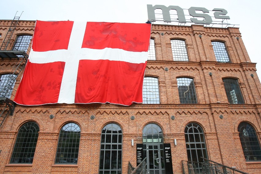 Wielka flaga Danii na budynku ms2. &quot;Niewczesne historie&quot; w Łodzi [ZDJĘCIA]