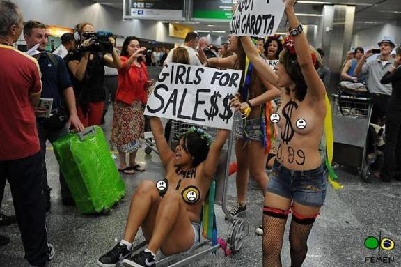 Aktywistki Femen protestują na lotnisku im. Toma Jobima w...