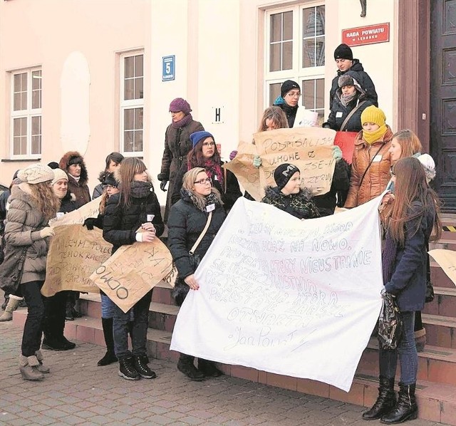 Podczas pikiety przed lęborskim starostwem transparenty przechodziły z rąk do rąk młodych ludzi