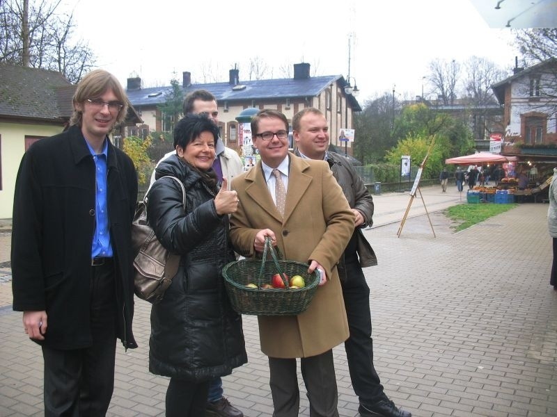 Sopot: Senyszyn i Bojar-Fijałkowski rozdawali jabłka i zachęcali do głosowania (zdjęcia)