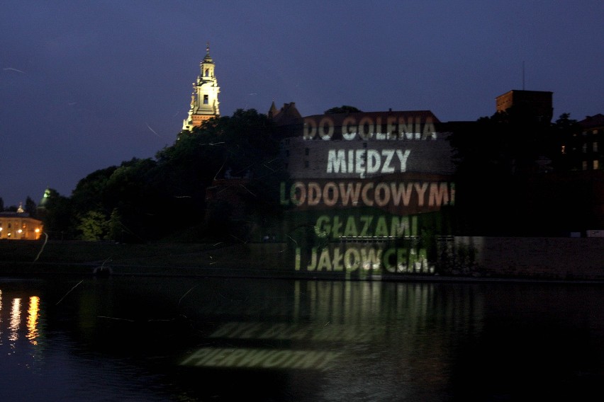ArtBoom Festival: Jenny Holzer popisała Wawel Miłoszem [ZDJĘCIA]