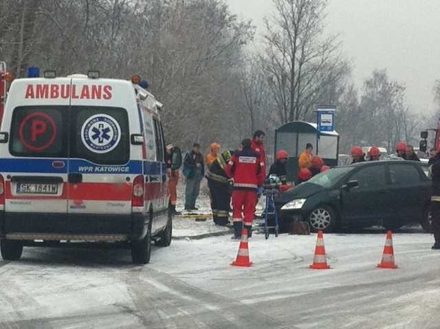 Wypadek w Katowicach. Trzy osoby ranne [ZDJĘCIA]