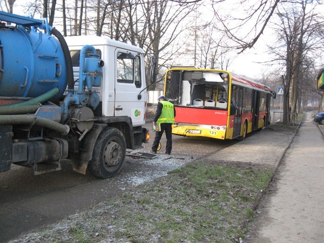 Zderzenie beczkowozu z autobem