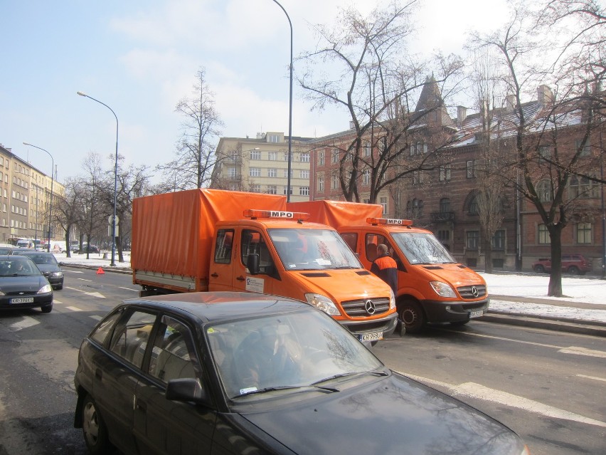 Kraków: cement z ciężarówki zablokował Aleje Trzech Wieszczów