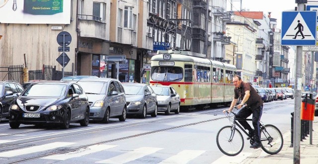 Wydzielenie torowiska na Dąbrowskiego między pętlą Ogrody i Kościelną ułatwi przejazd tramwajów, które stoją w korkach.