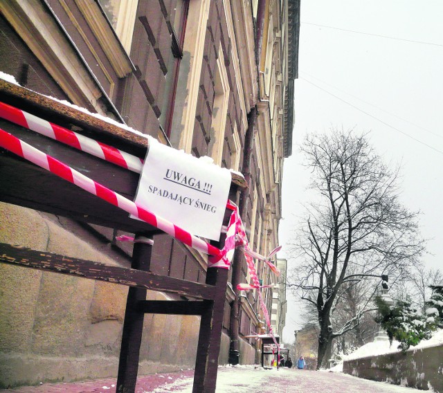 Mieszkańcy Tarnowa powinni uważać na spadający z dachów śnieg m.in. w okolicy I LO
