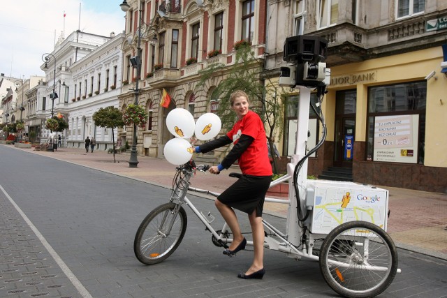 Agata Wacławik-Wejman (Google) na rowerze Google na Piotrkowskiej.