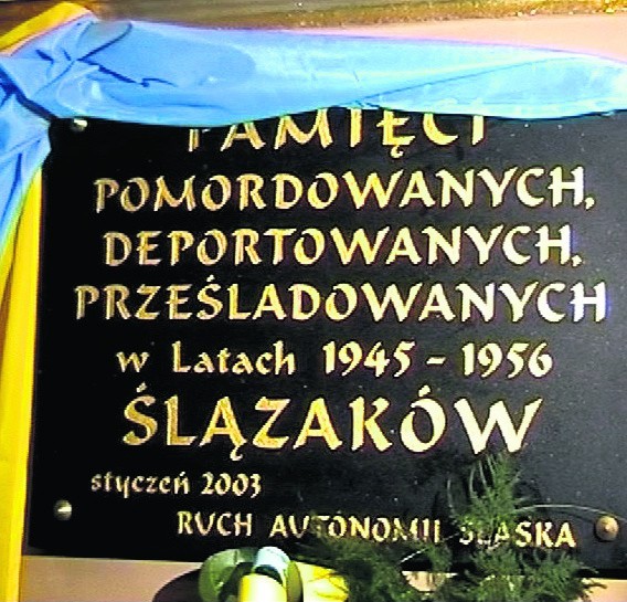 Pamiątkowa tablica odsłonięta w 2003 roku w Dębieńsku