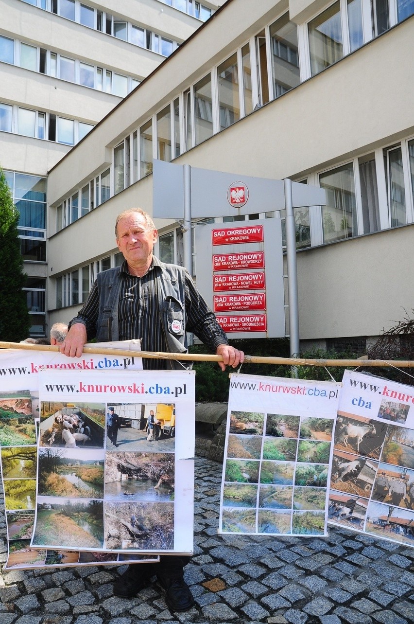 Seria protestów przed krakowskim sądem [ZDJĘCIA]  