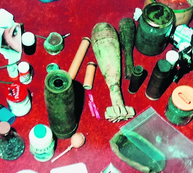 W lipcu 1999 r. u Łukasza M. znaleziono ostrą amunicję, pocisk moździerzowy i ładunki wybuchowe, w tym trotyl