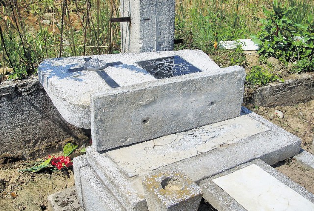 Jednej nocy ktoś roztrzaskał trzy płyty nagrobne na miejscowym cmentarzu. Mieszkańcy i ksiądz mają nadzieję, że policja szybko schwyta sprawców i surowo ich ukarze