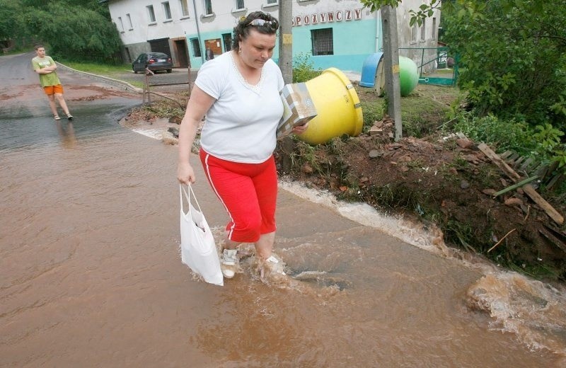 Głuszyca, Łomnica: Trwa wielkie sprzątanie po powodzi. ZDJĘCIA I FILMY