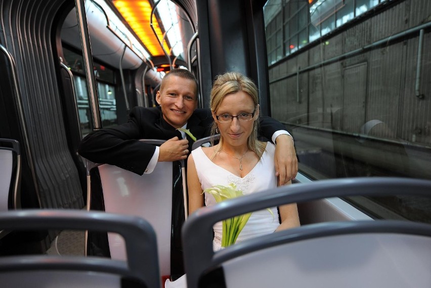 Ślubna sesja zdjęciowa na pokładzie tramwaju Tramino