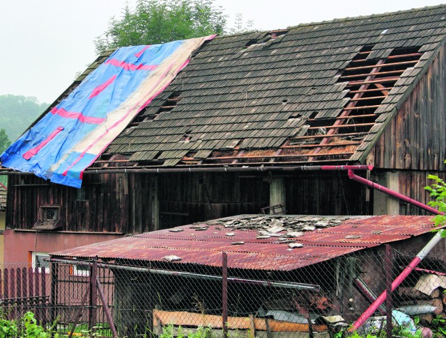 Stodoła Zdzisława Paluchowskiego została bardzo zniszczona. Trąba przesunęła też więźbę dachową jego domu mieszkalnego 