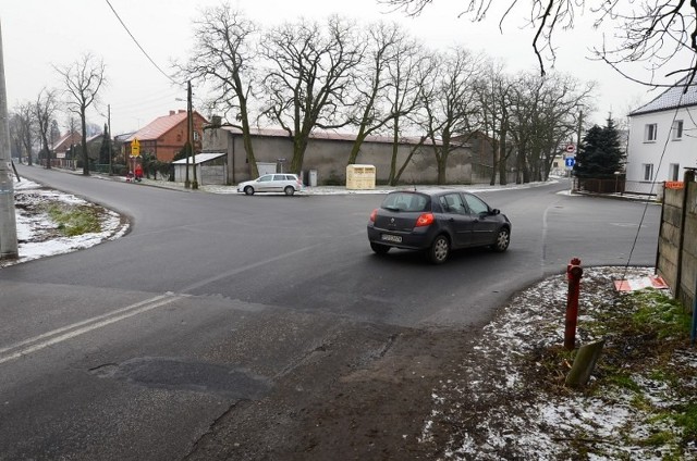 Nie ma chodników, przejść dla pieszych, linii na jezdni. Skrzyżowanie jest niebezpieczne, a tuż przed nim po obu stronach ul. Pokrzywno znajdują się przystanki autobusowe