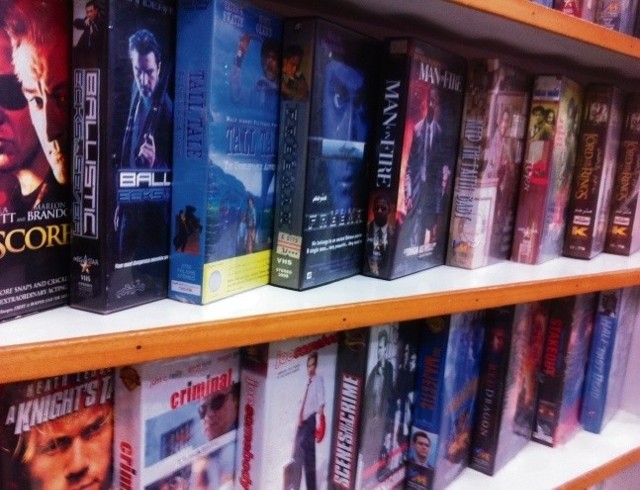 "Może skoczę do wypożyczalni i wezmę jakiś film na wieczór?" - lata 80.-90. Jaki film? Może z Van Dammem? Przed oddaniem trzeba było przewinąć kasetę. Dziś wszystkie filmy są w internecie.