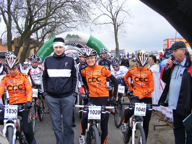 Maja  Włoszczowska  i  jej  koleżanki z CCC Polkowice juz na starcie do maratonu w Dolsku