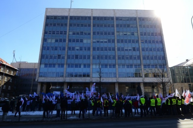 Związkowcy pikietują pod Urzędem Wojewódzkim