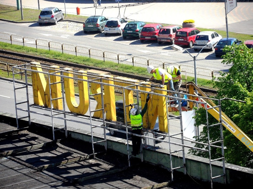 Katowice: Neon z Varietes Centrum u Michalika trafi do galerii [ZDJĘCIA]