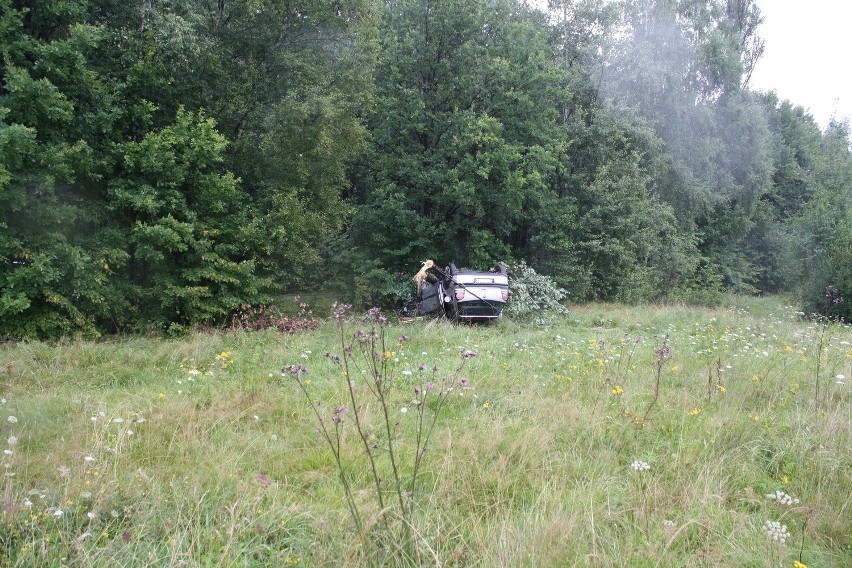 Kierowcy uratowali pasażerów samochodu, który dachował [ZDJĘCIA]