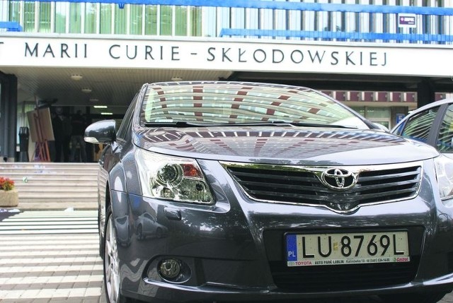 UMCS tonie w długach, ale pieniędzy wystarczyło na zakup służbowego auta za prawie 100 tysięcy złotych.